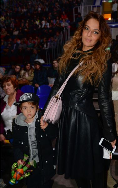 на фото: Алена Водонаева с сыном Богданом