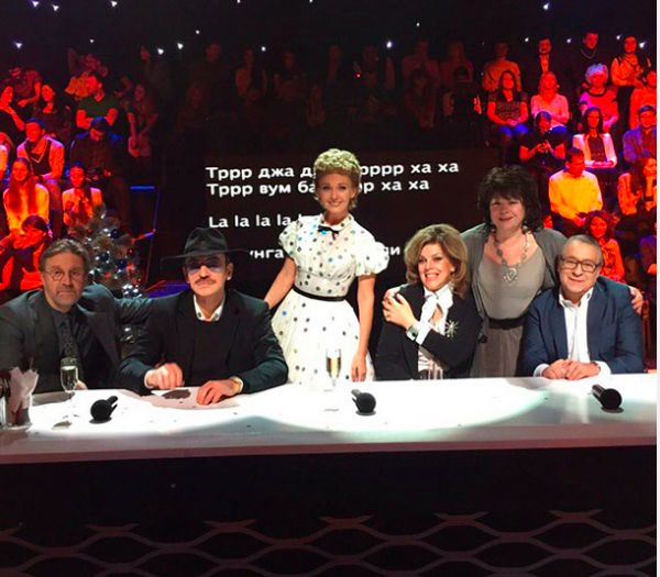 на фото: Валерия в образе Людмилы Гурченко и жюри программы "Точь-в-точь"