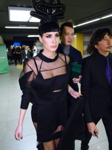 Кети Топурия в платье с вставками из прозрачной ткани