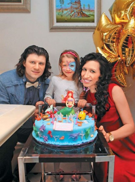 на фото: Елена с мужем и дочкой