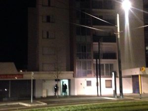 Подъезд дома в 23 округе города Реймс, где скрываются террористы