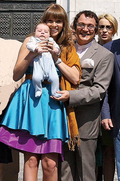 Дмитрий Дибров с супругой Полиной на крещении сына Феди