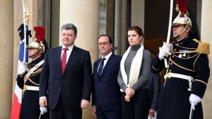 Президент Украины, где в гражданской войне погибло более 5 тысяч человек сопереживал с супругой.