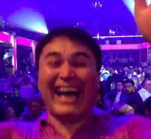 Арман подпевает своему другу Стасу