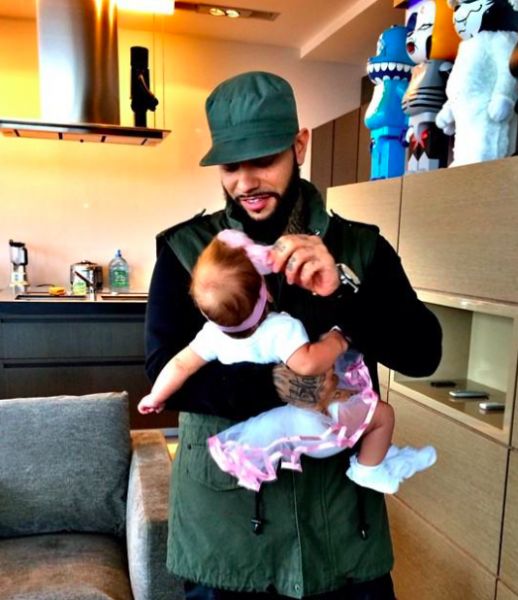 на фото: Тимати с дочкой Алисой