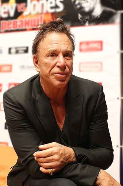 на фото: Микки Рурк после операций