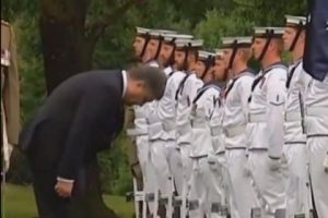 Порошенко отвешивает низкий поклон почетному караулу во время визита в Австралию Порошенко отвешивает низкий поклон почетному караулу во время визита в Австралию