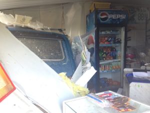 "Нива" пролетела всего в нескольких шагах от хозяина и чудом не задела продавца магазина.