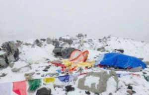 Разрушенный базовый лагерь альпинистов