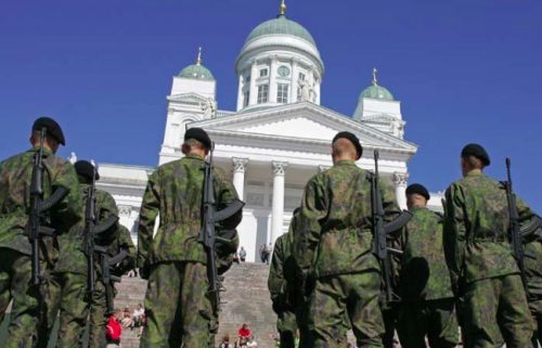 Наблюдатели предполагают, что Финляндия напугана отнюдь не мигрантами, а нагнетаемой на Западе истерией по поводу возможного российского вторжения в Европу.