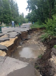 провал в асфальте