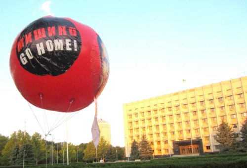 Жующего галстук Саакашвили запустили в небо над Одессой