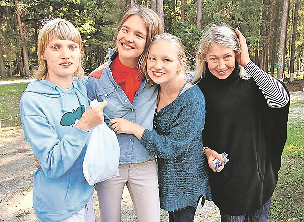 Vodyanova_s_sestrami_i_mamo