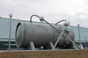 . В качестве монумента на постамент был водружен корпус самого распространенного на АЭС России реактора ВВЭР-1000.