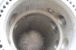 По задумке создателей памятника монумент оказался обрамлен двумя атомными орбиталями и электронами на них, призванными символизировать процесс ядерной реакции внутри реактора