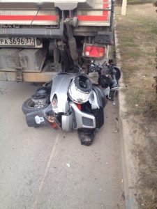 Водитель скутера на полном ходу врезался в трактор