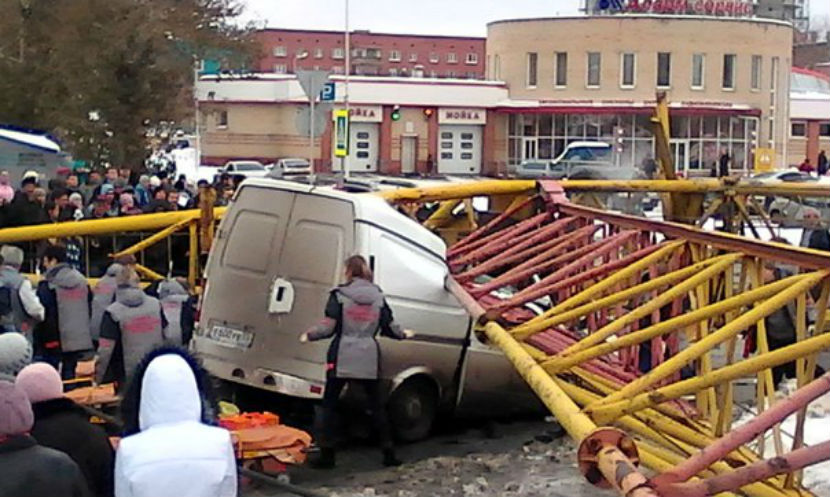 Упавший башенный кран раздавил две машины в Омске 