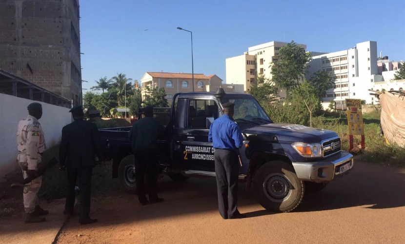 Отель в Мали захватили 10 вооруженных людей кричавших “Аллах акбар”