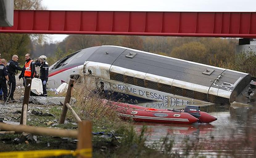При сходе поезда с рельсов во Франции погибли пять человек