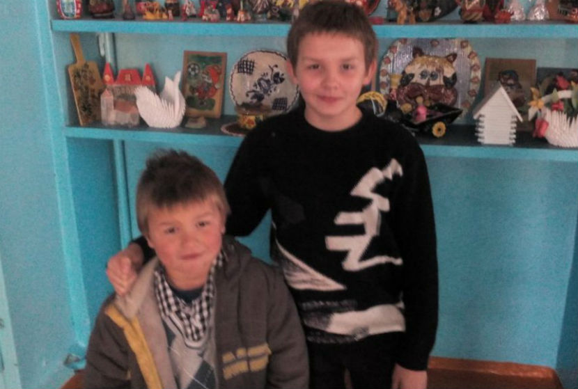 11-летний Максим (справа) спас своего друга 6-летнего товарища Тимура (слева).