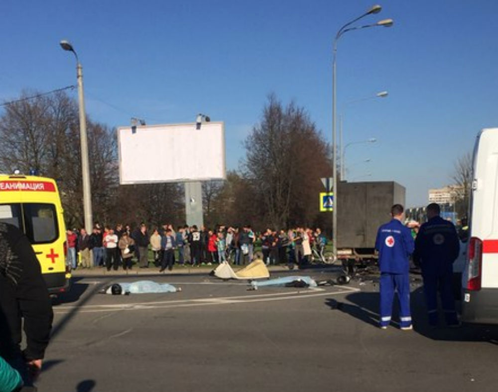 Мужчина и девушка разбились насмерть на мотоцикле в Санкт-Петербурге  Блокнот.