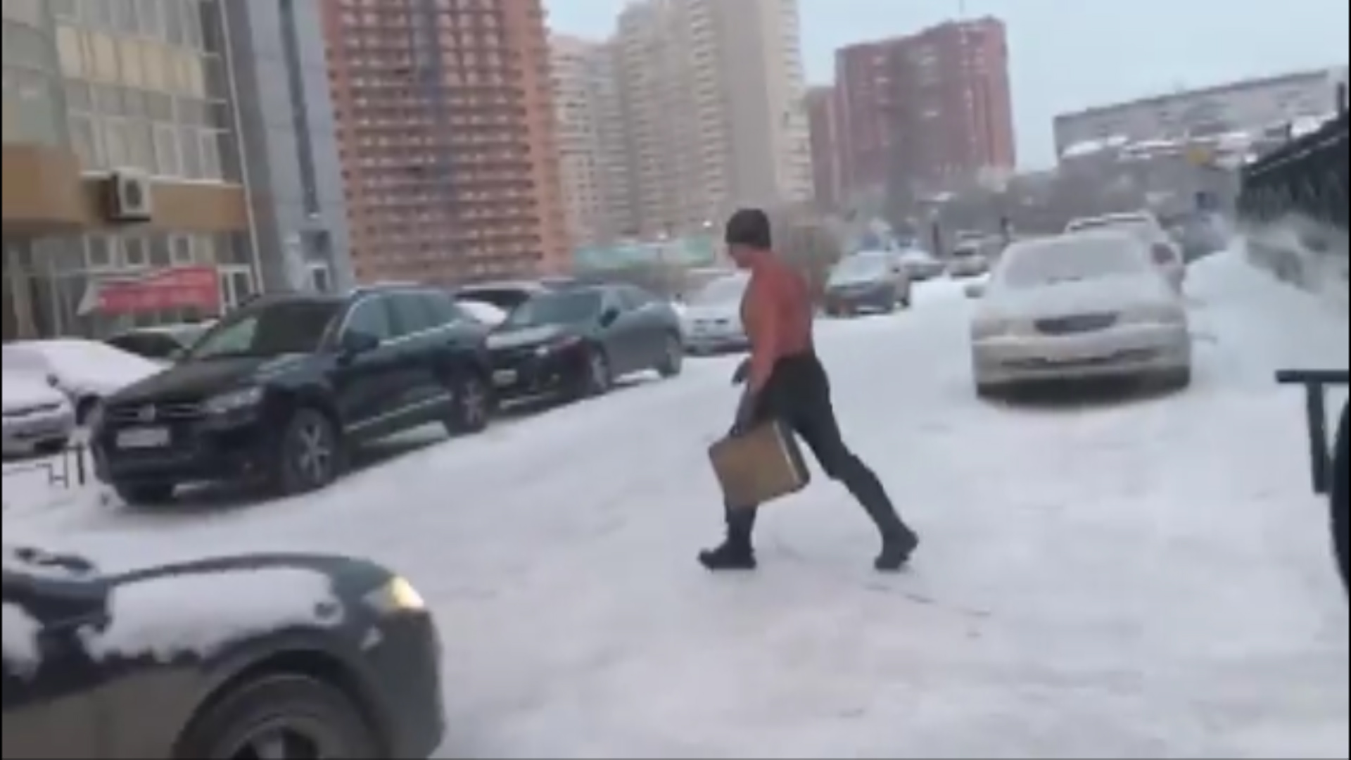 Спортивная малышка гуляет зимой по улице и раздевается