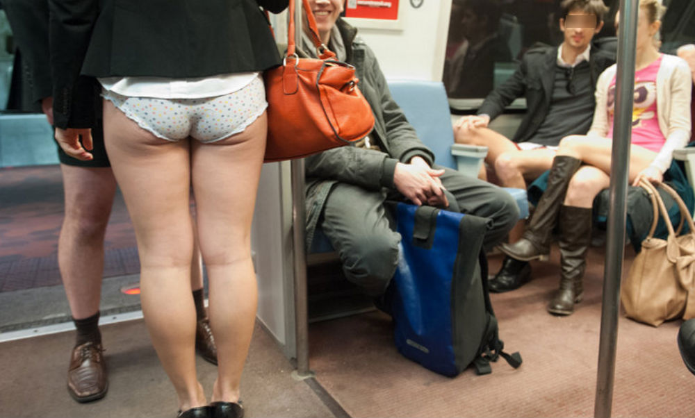Подгляд под юбку в местном метро