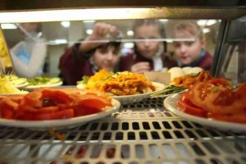 Гнилая картошка и две сосиски: как кормят детей в российских регионах