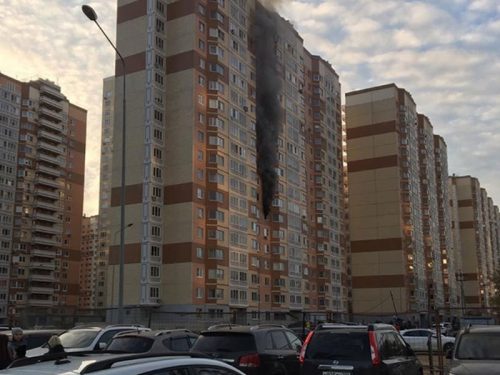Девушка выпрыгнула из окна горящей квартиры в Москве, потому что пожарные не смогли подъехать к дому - Блокнот
