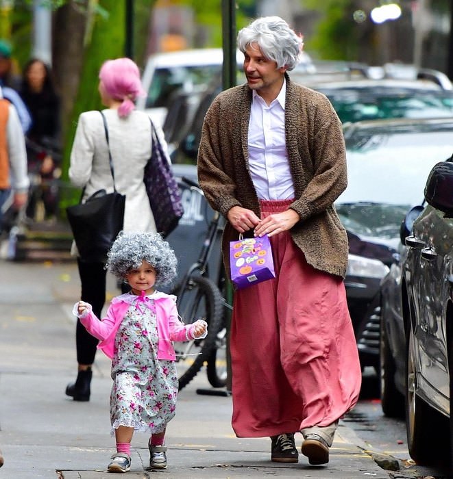 Брэдли Купер в парике и юбке вышел на прогулку с дочерью