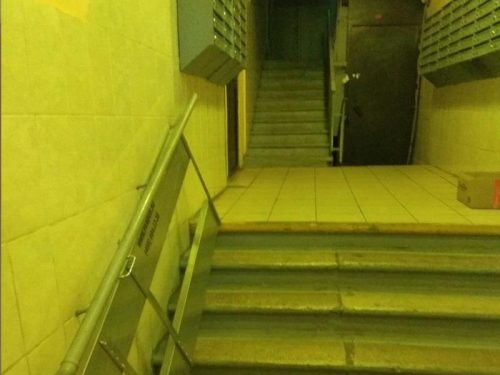 В Москве установили пандус для инвалидов, который ведет к лестнице, а не к лифту - Блокнот Россия