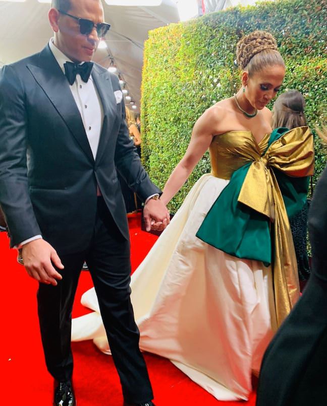 «Что за упаковка»: платье Джей Ло высмеяли на премии «Золотой глобус-2020»