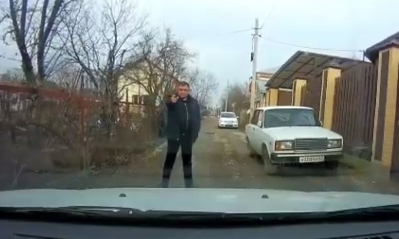 «Каспаровский стрелок»: Россиянин не давал проехать машинам, угрожая пистолетом