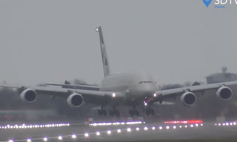Airbus A380 боком" приземлился во время шторма "Дэннис" в Великобритании