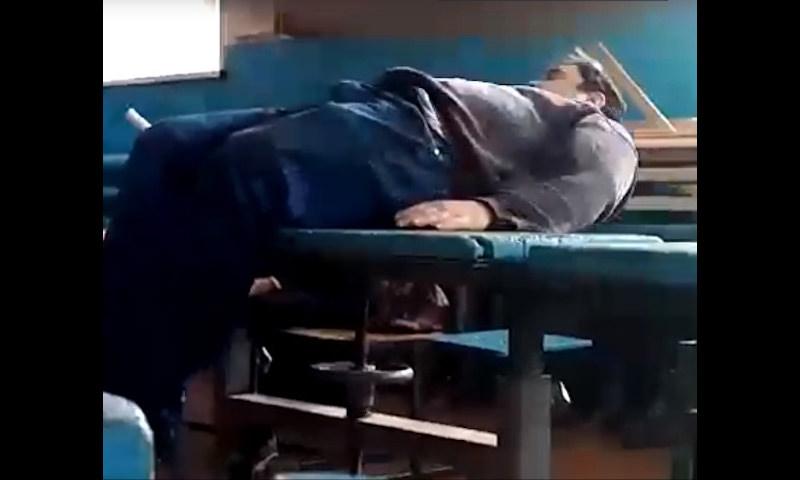 Российский учитель пришел в школу пьяным и упал с парты на глазах у детей