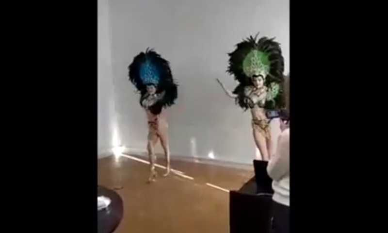 Танцующие полуголые девушки в перьях поздравили чиновников Владимирской области с 23 февраля