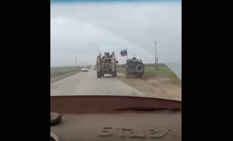Американский броневик нагло пытался столкнуть с дороги российский «Тигр» в Сирии