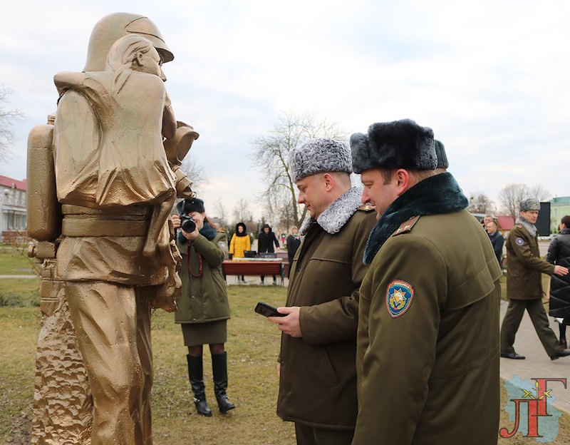 Дарт Вейдер или Т-1000? Необычный памятник сотруднику МЧС поставили в Белоруссии