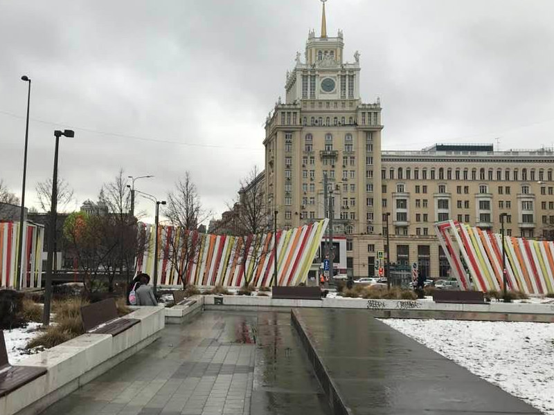 “Аляповатый матрас”: москвичи возмущены декоративными конструкциями в центре города