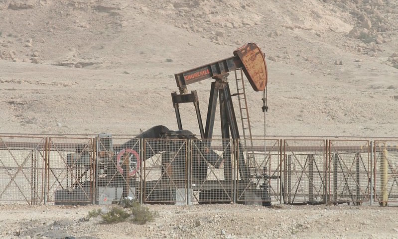 Нефть обрушилась в цене ниже отметки 30 долларов за баррель