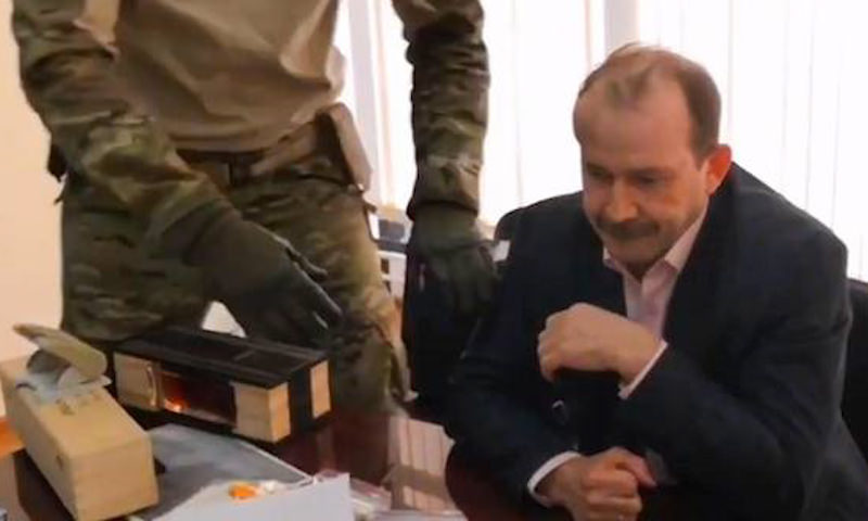 Пойманный на взятке иркутский чиновник съел улику прямо при полицейских