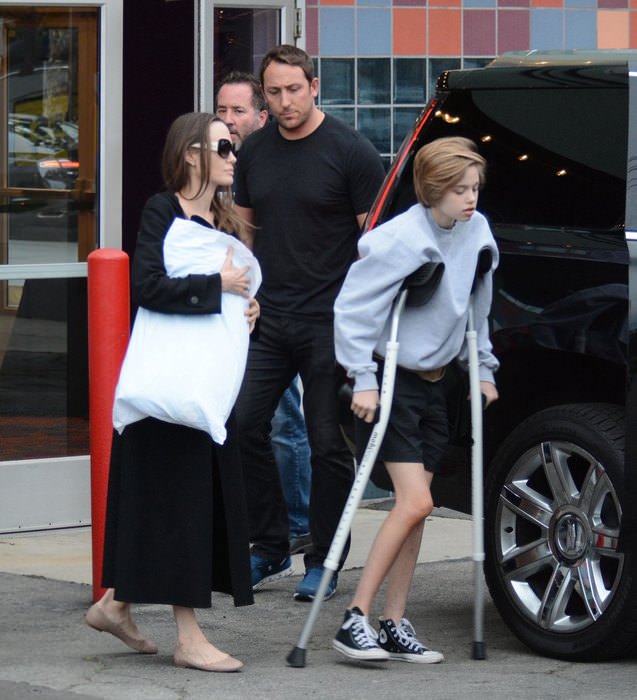 Две дочери Анджелины Джоли и Брэда Питта перенесли сложные операции