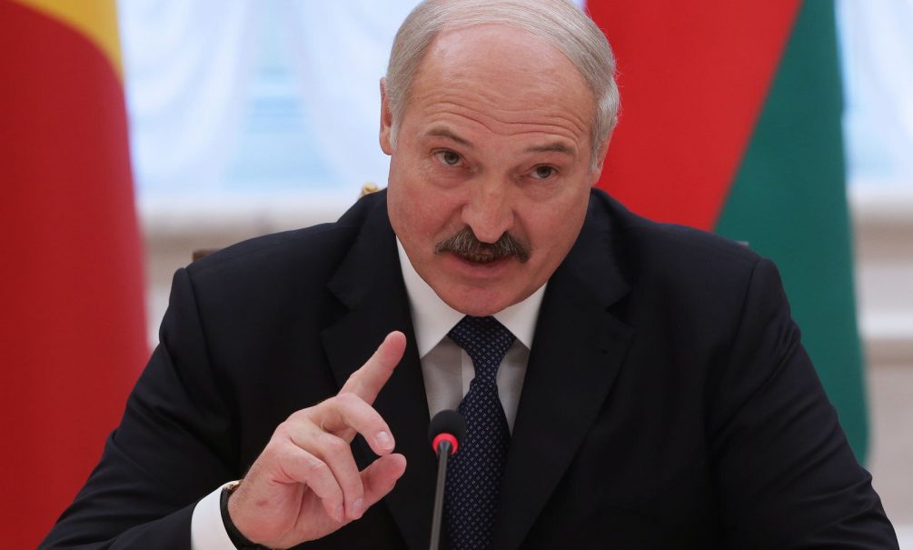 «Ходят туда-сюда»: Лукашенко запретил белорусам возвращаться на родину из-за вируса