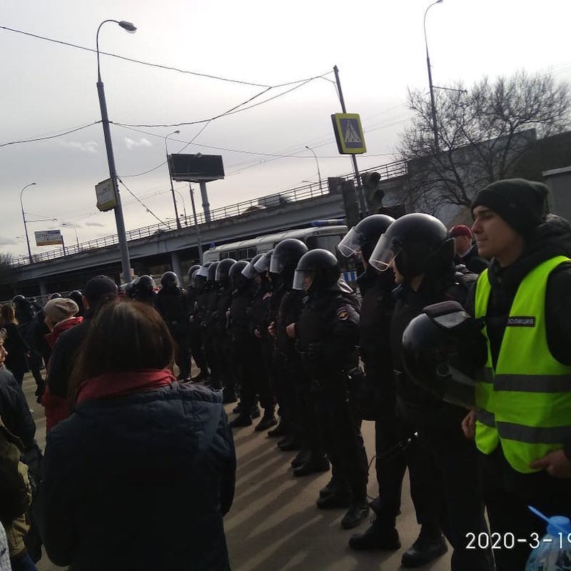 Десятки задержаний с применением газа: власти Москвы раскапывают радиоактивный могильник для прокладки шоссе