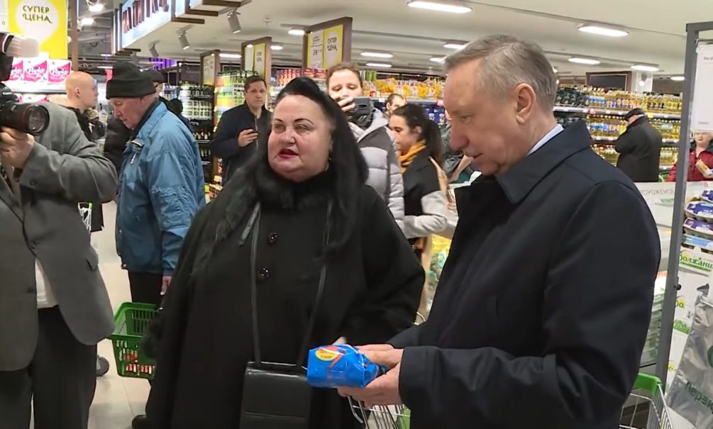 Губернатор Петербурга пришел в супермаркет и поговорил со «случайной» актрисой массовки