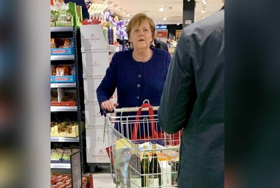 За вином и туалетной бумагой: Меркель без маски пришла в супермаркет