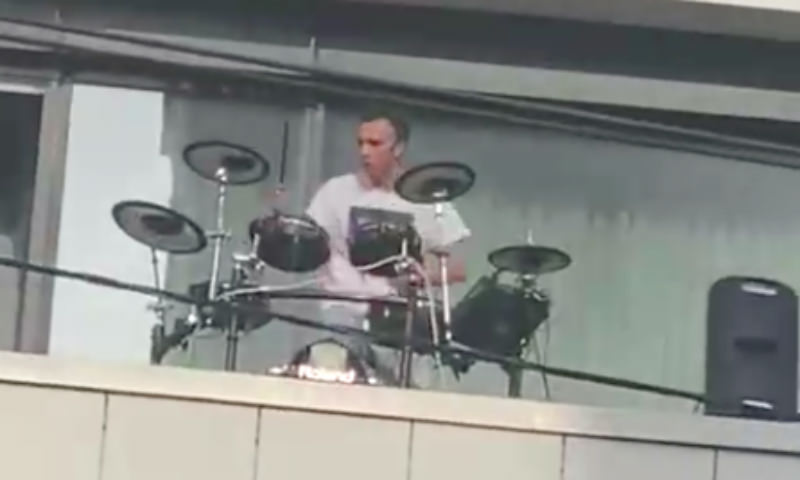 И в Москве началось: барабанщик устроил выступление на балконе по примеру Италии