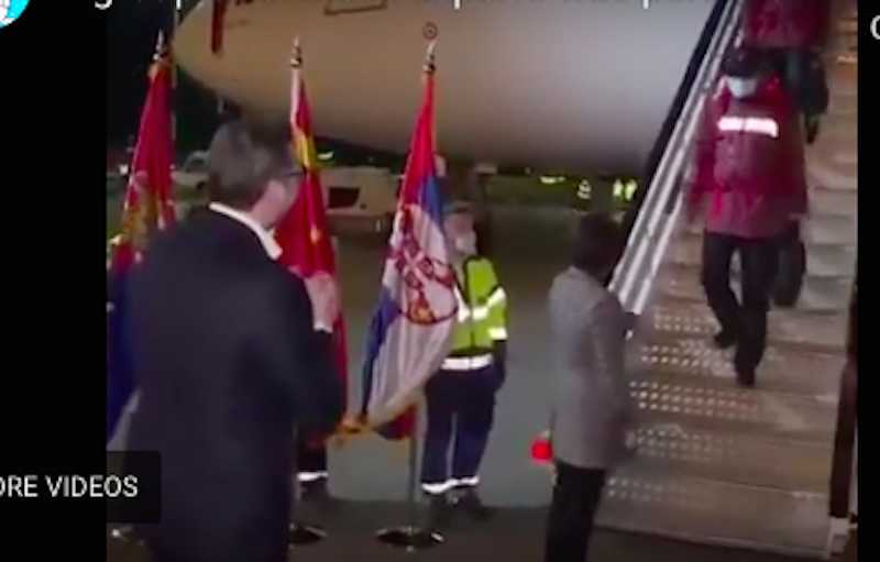 Президент Сербии лично приехал в аэропорт встретить китайских медиков по-современному