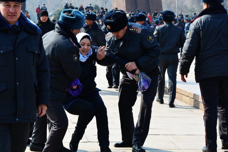 В Киргизии люди в масках избили участниц марша против насилия над женщинами и детьми