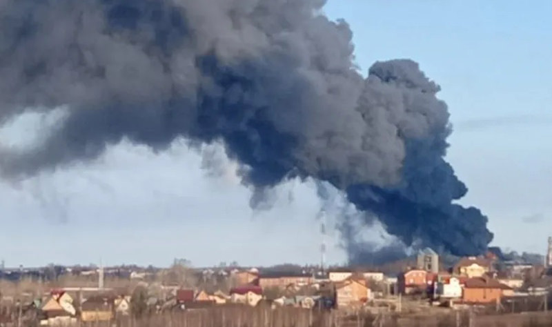 В Подмосковье горит алюминиевый завод, над зданием поднялся жуткий гриб дыма